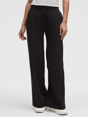 Lululemon Scuba Mid-Rise Wide-Leg Pant
Regular in black